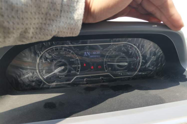 Used SAIC MAXUS Xintu V80 2017 2.5T AMT Aoyuntong China IV Short Wheelbase Mid-Roof 5/6/10-Seater
