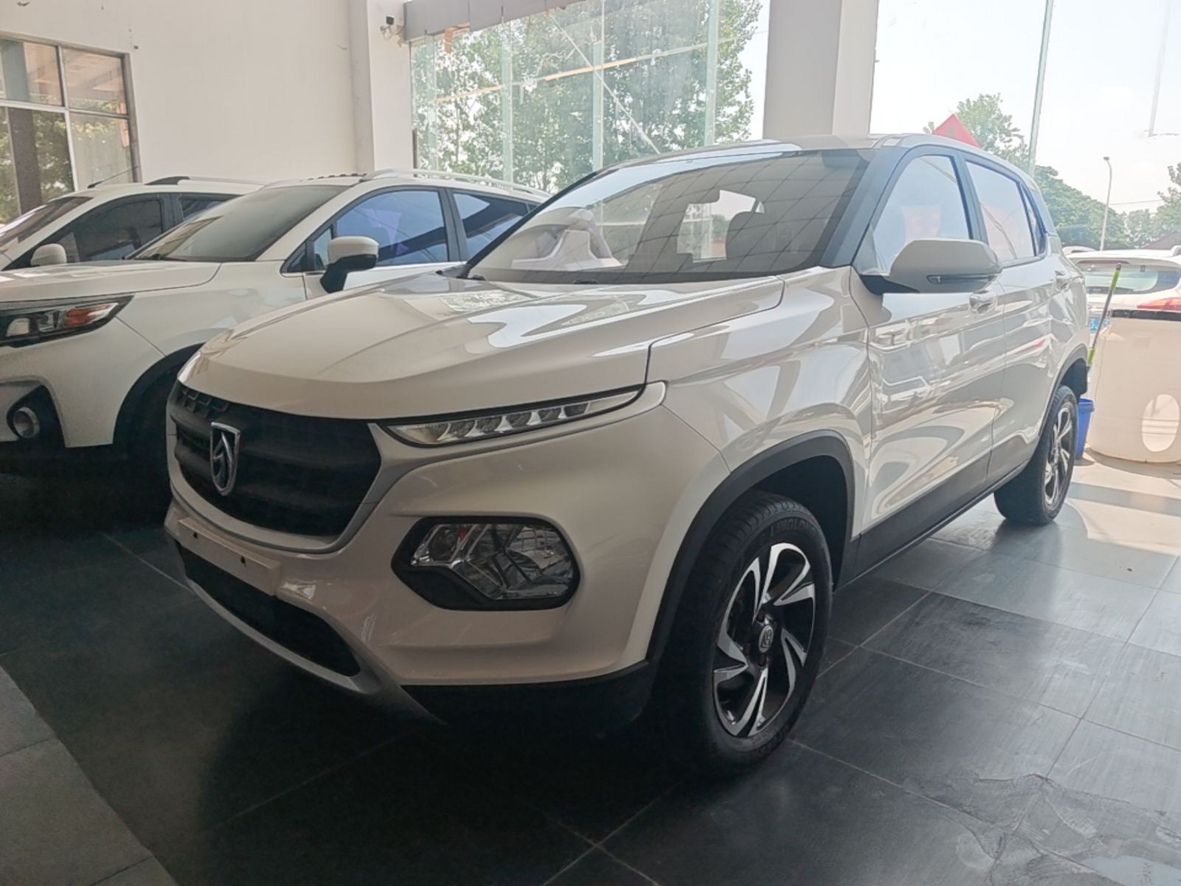 Под передней частью автомобиля