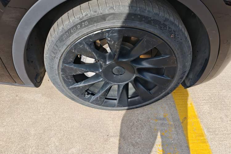 Used Tesla Model Y 2021 Standard Range Rear-Wheel Drive Version Right Front Wheel Hub