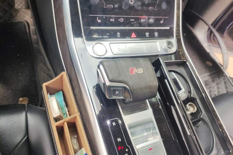 Used Audi Q7 2020 55 TFSI quattro S line sports model Gear Lever