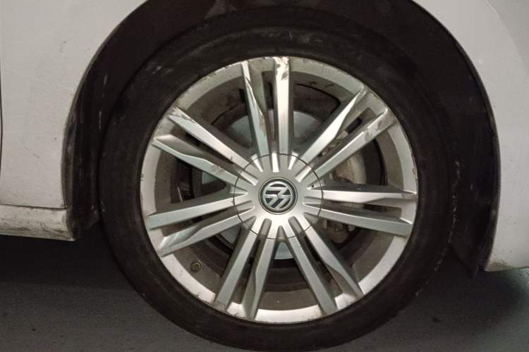 Used Volkswagen Golf Sportsvan 2016 280TSI Automatic Luxury Model Right Front Wheel Hub