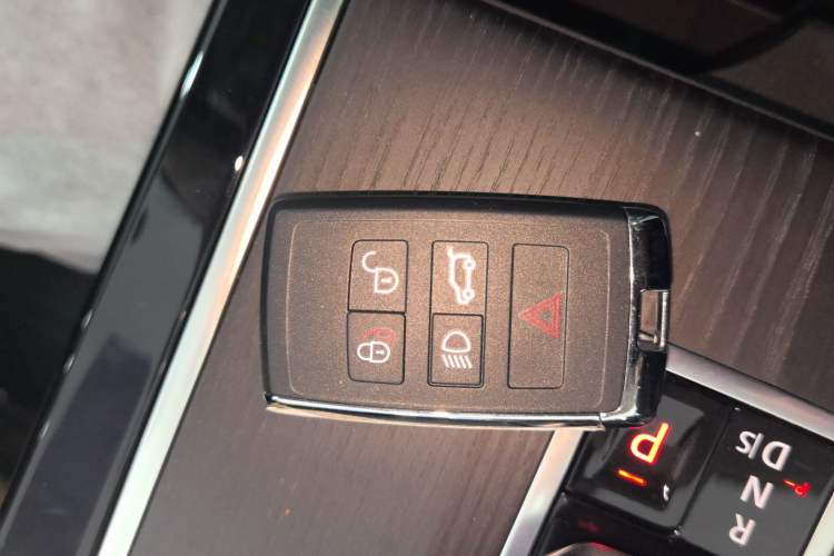 Used Land Rover Range Rover Evoque 2024 Aurora L 249 PS Prestige Light-Chasing Edition
