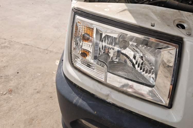 Used Iveco Daily 2022 2.5T A37 M1 Passenger Van 5-9 Seats Long Wheelbase Mid-Roof Design Dual Tires Side Sliding Doors
