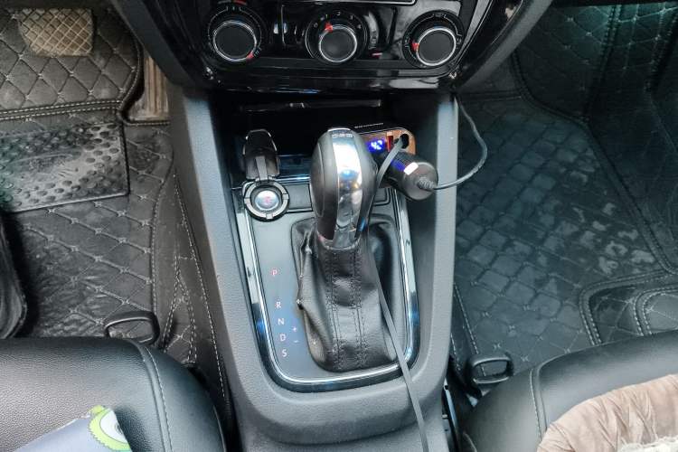 Used Volkswagen Sagitar 2017 230TSI Automatic Comfort Version Gear Lever