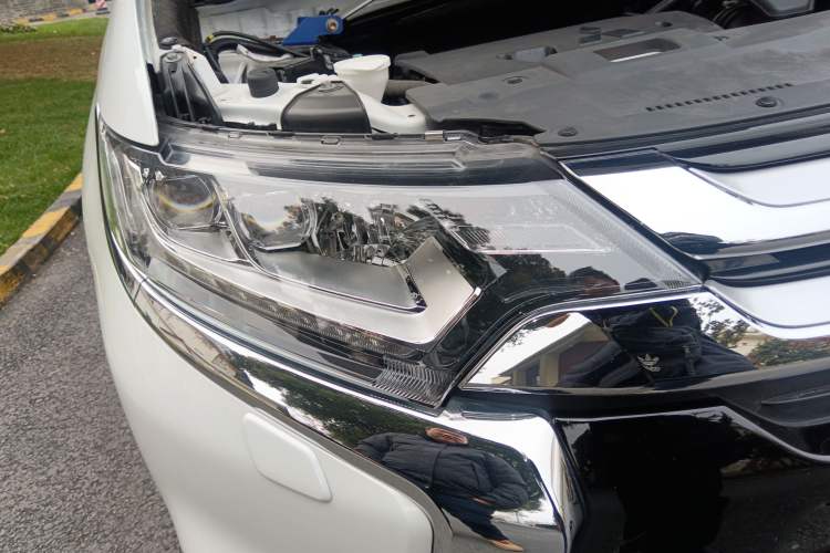 Used Mitsubishi Outlander 2018 2.4L 4x4 Prestige Edition 7 Seats Right Front Headlight