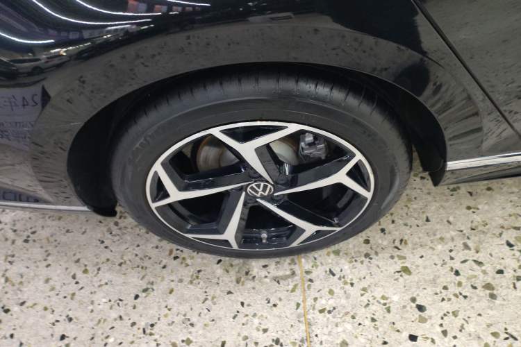 Used Volkswagen Magotan 2024 2 Million Units Zhongxiang Version 330TSI DSG Luxury Edition Right Rear Wheel Hub