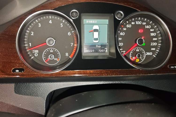 Used Volkswagen Magotan 2012 3.0 FSI Flagship Edition Odometer Close Up