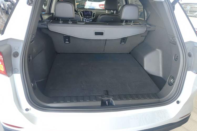 Used Chevrolet Equinox 2019 535T Automatic YuJie Edition China VI Trunk