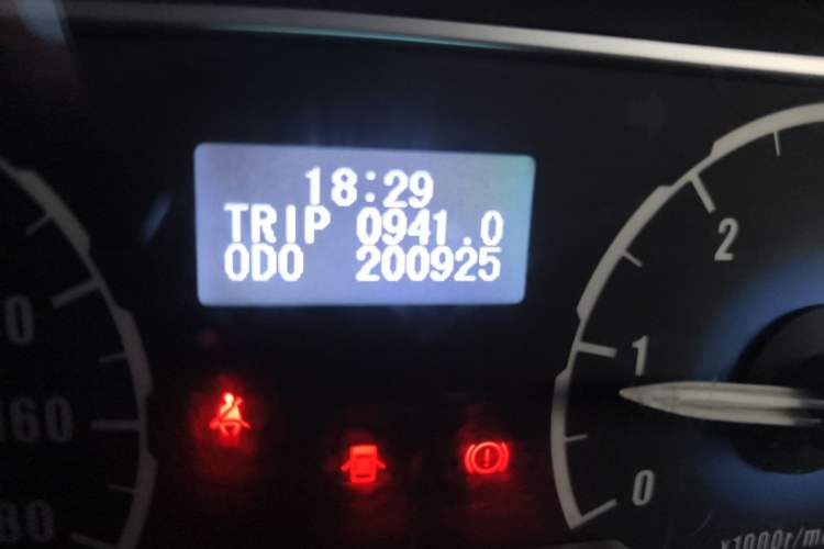 Used SAIC MAXUS Xintu V80 2014 2.5T Aotuntong Long Wheelbase Mid-Roof Model Odometer Close Up