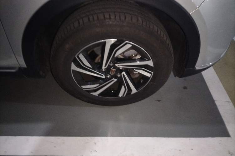 Used Hongqi HS5 2022 Revised Version 2.0T Smart Connect Flagship Edition Right Front Wheel Hub