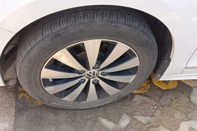 Used Volkswagen Sagitar 2017 1.6L Automatic Comfort Model Left Front Wheel Hub