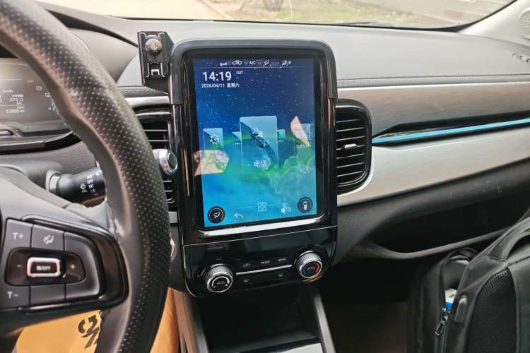 Used Chery QQ Little Ant 2022 Restyled Version Sweet Pink Edition Half-Sugar Version 30.6 kWh 30 kW 301 km Audio And AC Panel