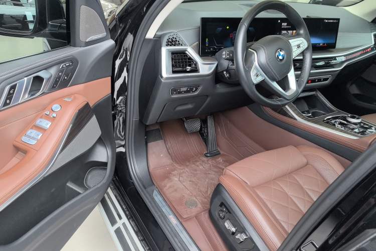 Used BMW X7 2023 xDrive40i Luxury Package with Leading Features