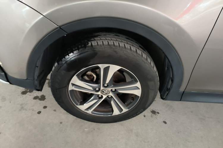 Used Toyota RAV4 2015 2.0L CVT Two-Wheel Drive Fashion Edition