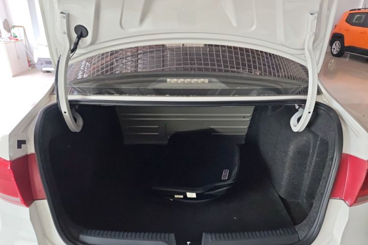 Used Volkswagen Santana 2015 1.6L Automatic Fashion Edition Trunk