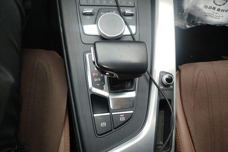 Used Audi A4L 2018 30th Anniversary Edition 40 TFSI Fashion Model Gear Lever