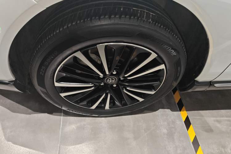 Used Toyota Venza 2023 2.0L CVT Two-Wheel Drive Prestige Version