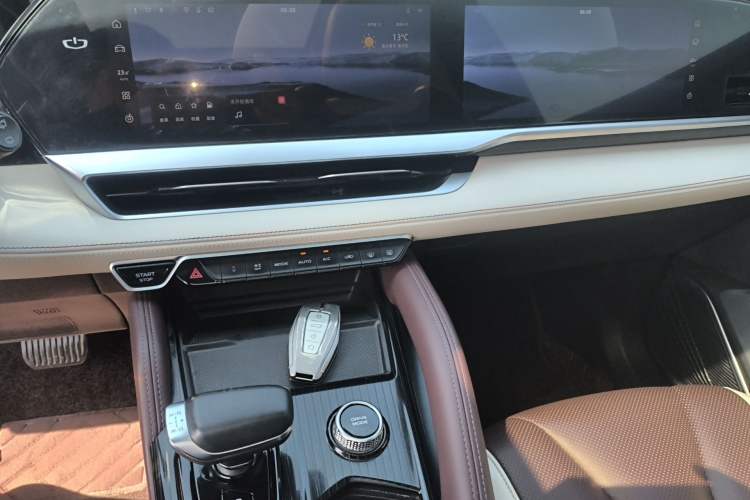 Used Geely Auto Monjaro L 2021 2.0TD DCT EVO Two-Wheel Drive Smart Luxury Version Audio And AC Panel