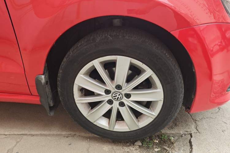 Used Volkswagen Polo 2014 1.4L Automatic Comfort Edition Right Front Wheel Hub