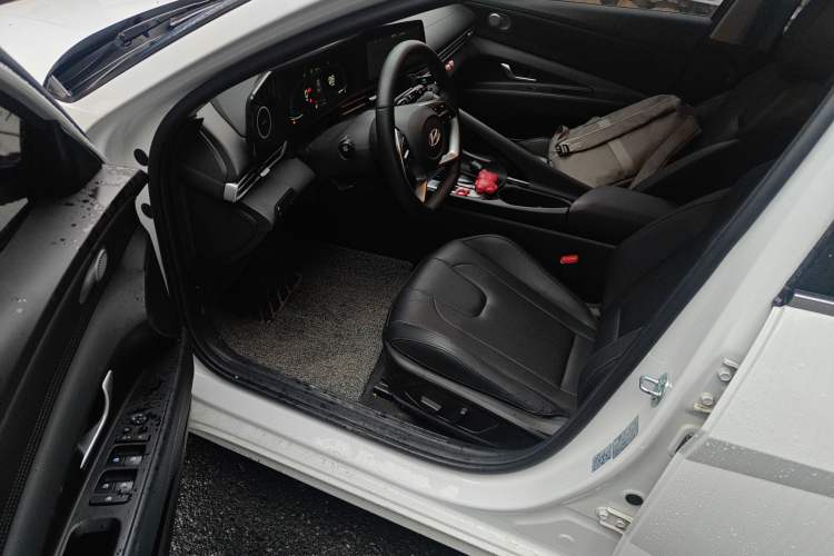 Used Hyundai Elantra 2023 1.5L CVT LUX Prestige Edition Left Front Seat