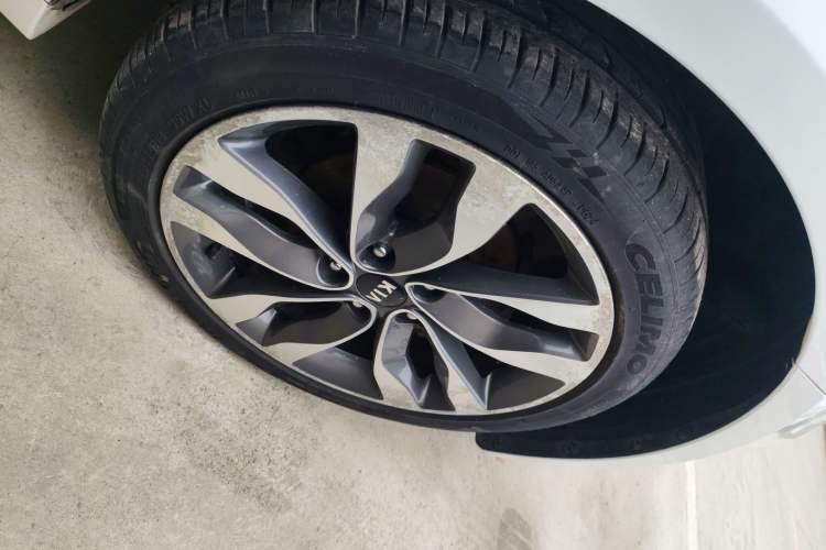 Used Kia K5 2014 2.0L Automatic LUXURY Right Front Wheel Hub