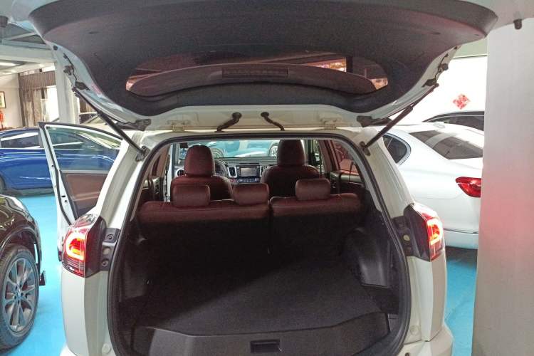 Used Toyota RAV4 2016 2.0L CVT Two-Wheel Drive Fashion Edition China V Standard
