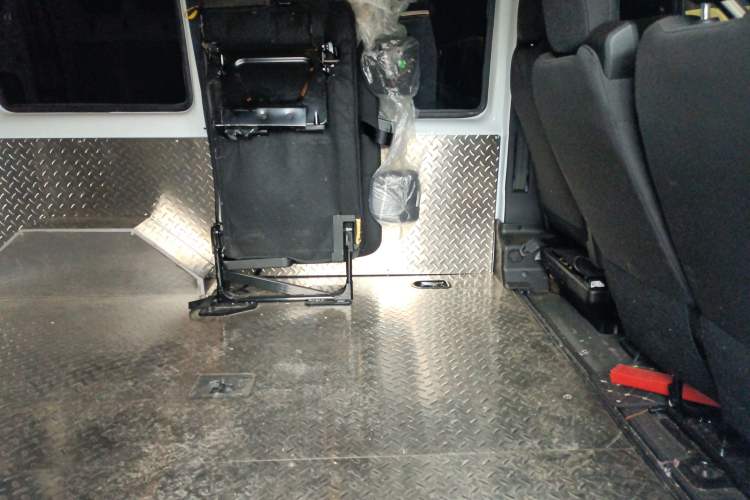 Used JMC Fushun 2025 2.0T 6MT Diesel Short-Wheelbase Mid-Roof Commercial Multi-Purpose Passenger Vehicle with 5/6 Seats