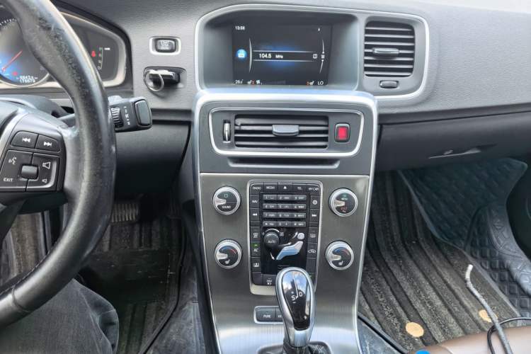 Used Volvo S60 New Energy 2015 S60L E-Drive Hybrid T6 Smart Drive Edition Audio And AC Panel