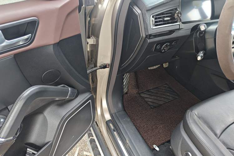 Used Zotye T600 2016 Sport Edition 2.0T DCT Prestige Model Driver Seat