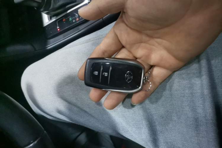 Used Toyota Highlander 2018 2.0T Two-Wheel-Drive Luxury Edition 7 Seats Emission Standard China V Interior 1