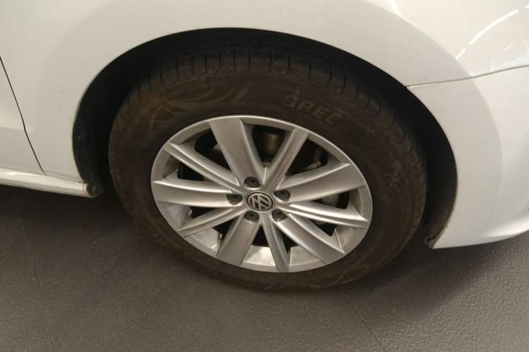 Used Volkswagen Polo 2014 1.4L Automatic Comfort Edition Right Front Wheel Hub