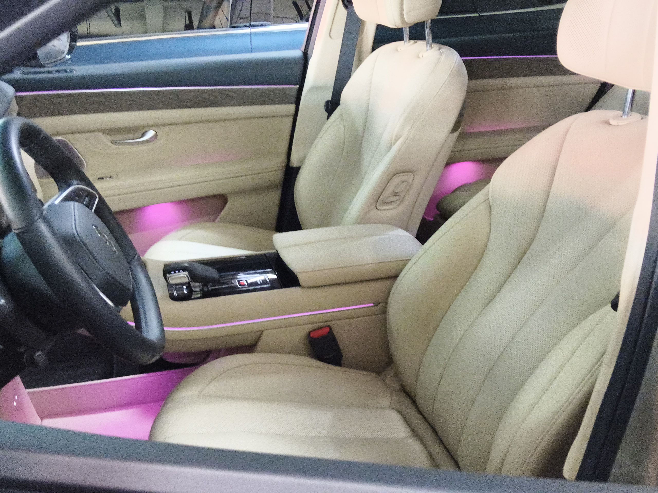 المقاعد الأمامية داخل السيارة