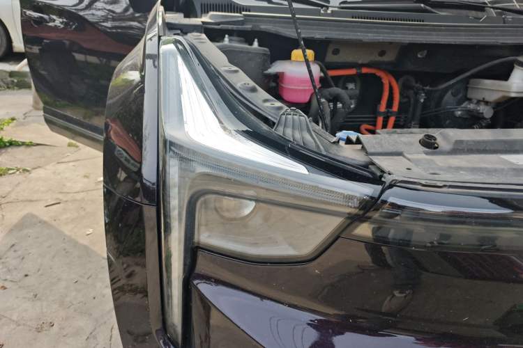 Used NETA U 2022 Zhi 400 Lithium-Nickel-Manganese-Cobalt Energy System Right Front Headlight