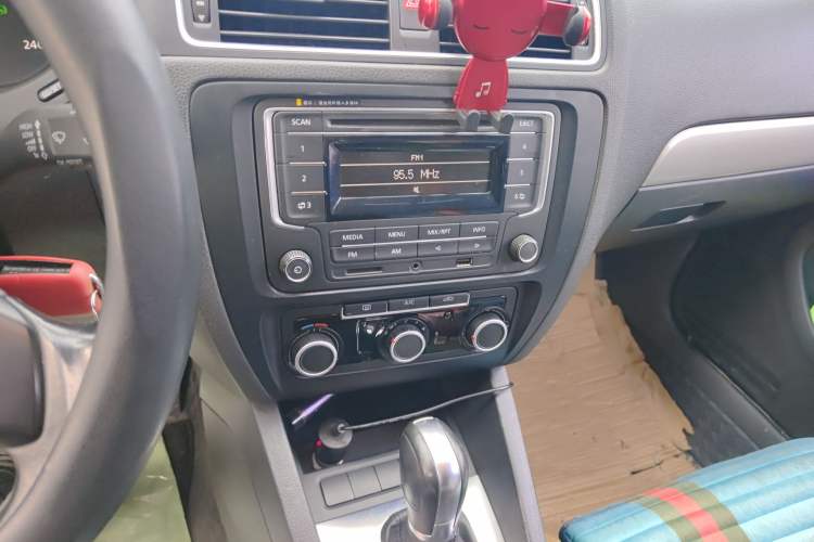 Used Volkswagen Sagitar 2014 1.6L Automatic Comfort Model Audio And AC Panel