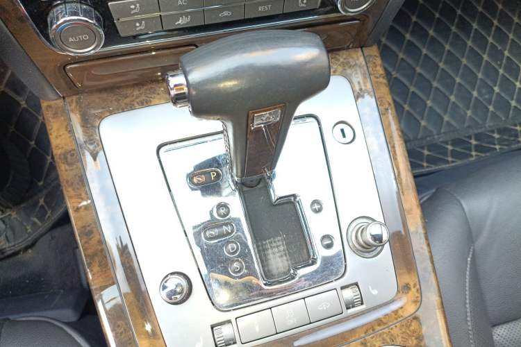 Used Volkswagen Phaeton 2012 3.6L Deluxe Custom Edition Gear Lever