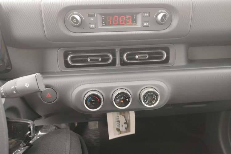 Used Wuling Zhiguang New Energy 2025 Model 305km Ambitious Edition Audio And AC Panel