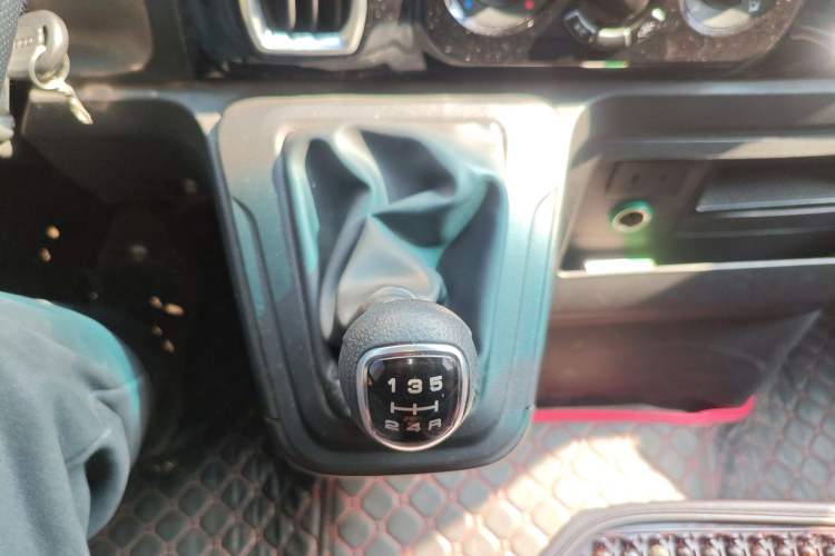 Used Iveco Daily 2023 2.5T A35M1 Short Wheelbase Mid-Height Single-Tire Side-Sliding Door 5–9 Seats
