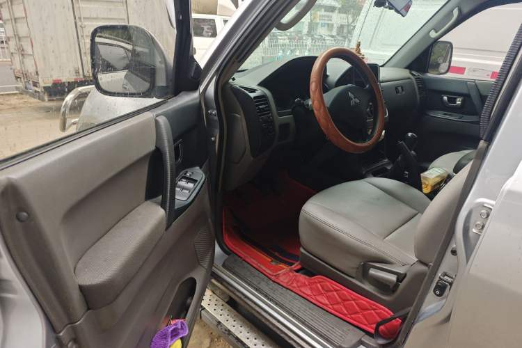 Used Mitsubishi Pajero 2011 V73 3.0L MT GL Driver Seat