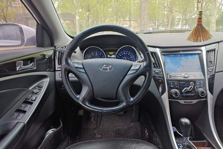 Used Hyundai Sonata 2014 2.0L Automatic Luxury Edition Steering Wheel