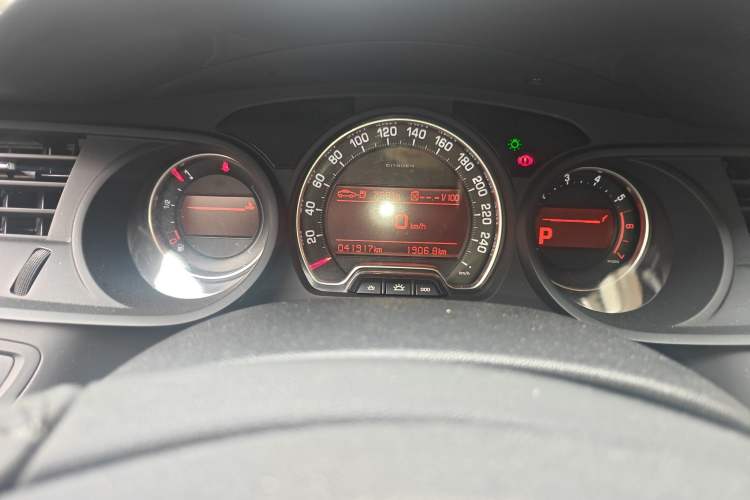 Used Citroen C5 2013 2.0L Automatic Luxury Model Odometer Close Up