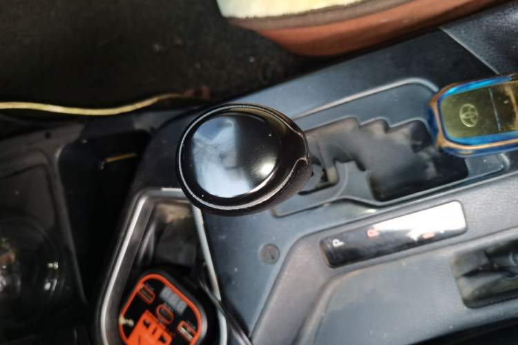 Used Toyota RAV4 2016 2.0L CVT Two-Wheel Drive Fashion Edition China V Standard Gear Lever