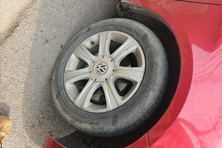 Used Volkswagen Lavida 2011 1.6L Automatic Premium Edition Right Front Wheel Hub