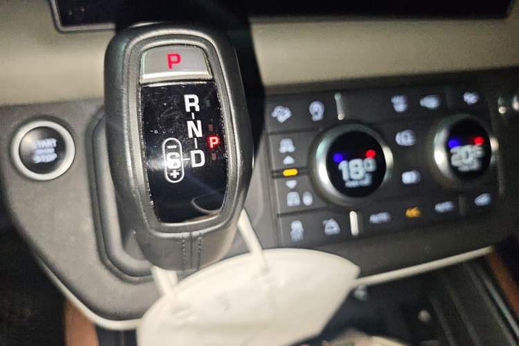 Used Land Rover Defender 2022 110 P400 Dark Edition Gear Lever