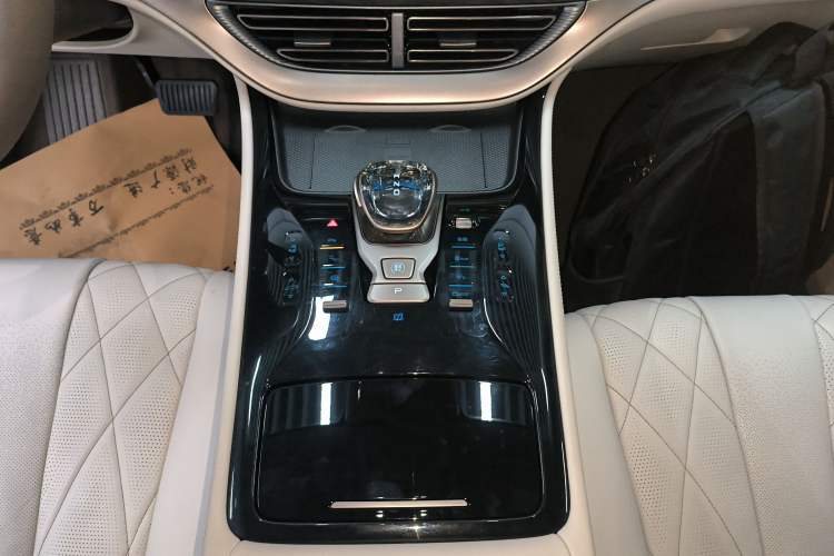 Used Denza D9 2024 DM-i 1050 Luxury Model
