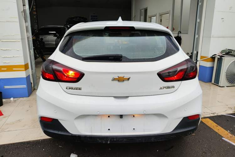 Used Chevrolet Cruze 2017 1.5L Hatchback Automatic Pioneer Sunroof Edition