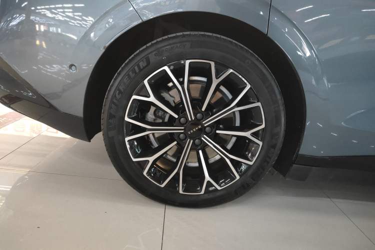 Used Zeekr 007 2024 Rear-Drive Enhanced Version 75 kWh Exterior 2