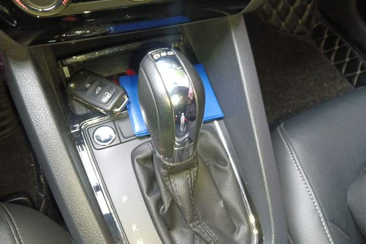Used Volkswagen Sagitar 2017 230TSI Automatic Comfort Version Gear Lever