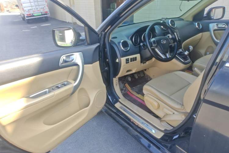 Used Haval H6 2011 Green Silence 2.0T Manual Two-Wheel Drive Urban Model
