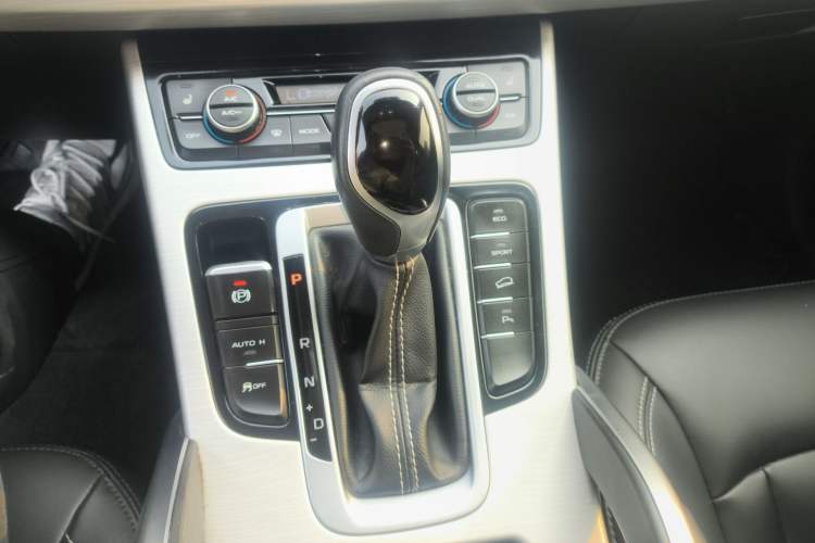 Used Geely Auto Emgrand X7 Sport 2018 1.8TD Automatic Two-Wheel Drive Smart Connect 4G Internet Edition Gear Lever