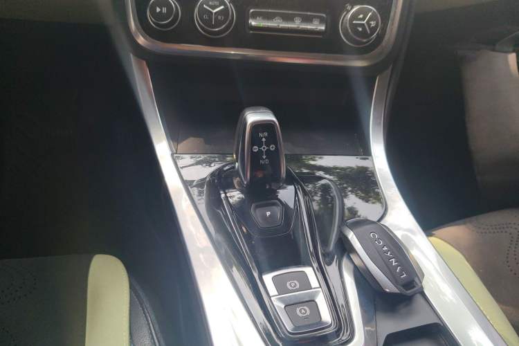 Used Lynk & Co 01 2017 2.0T Two-Wheel Drive Zhaopu Version Gear Lever